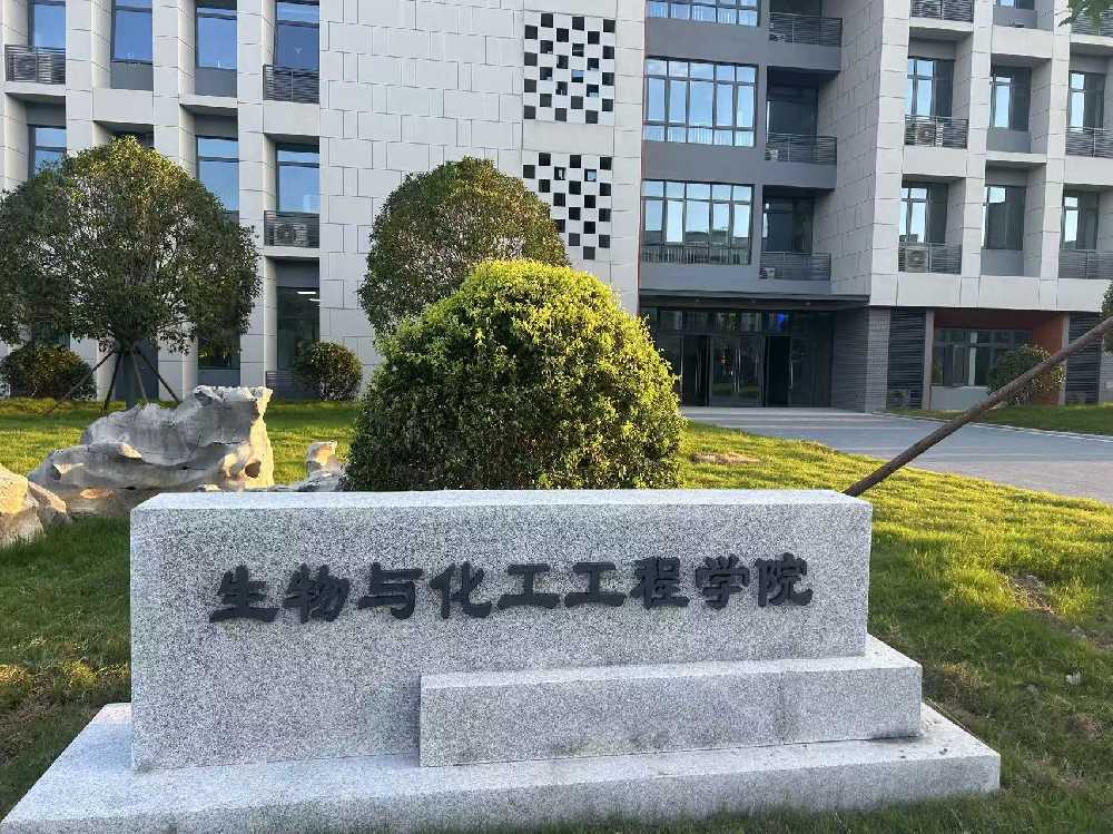 雨花区扬州职业大学体育场高杆灯项目
